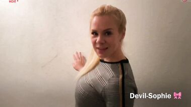 Extrem Asi Fremder Hausflurpiss - mir sollte man nicht die Tür öffnen mit SteffiBlond