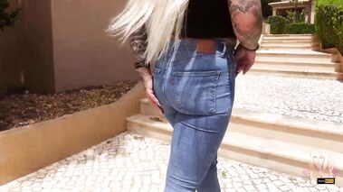 LEVISBLONDI pisst ungeniert in die JEANS mit SteffiBlond