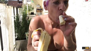 Nackt Ölung und Banane für die Reife Fotze statt Schwanz mit DianaMelano