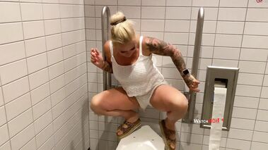 Die Rastplatz Pisserin - geil im Damenklo rumgesaut -P mit SteffiBlond