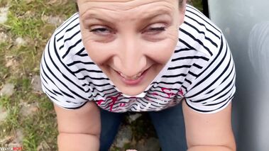 Cumshot direkt neben der Landstrasse mit JuliaandGrey