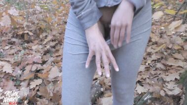 Geile Joggerin im Wald gefickt mit Miley-Weasel