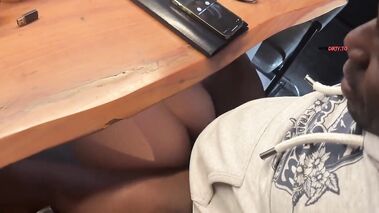 Er fickte mich unterm Tisch mit Melina-May