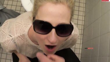 Extrem!!! Spermawalk und Blowjob im Museum!!! mit Skylabitch