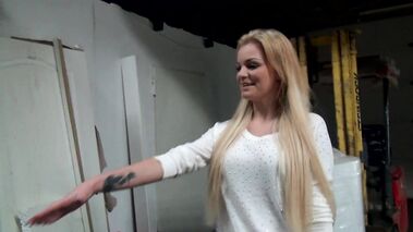 Schöne Blondine wird auf dem Boden gefickt