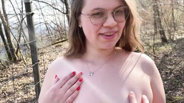 Die süße Lina Love wird im Wald gefickt