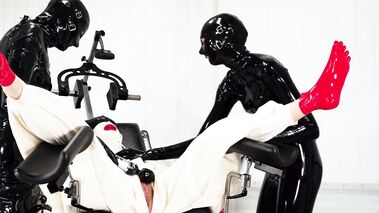 Geschichten aus der „Rubber Clinic“: Muschi-Behandlung für Lizanne aus „Tales“