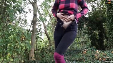 als Frau im stehen Pissen mit freakart