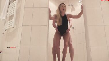 Großschwanz-Fick mitten im Schwimmbad! Spermabombe! mit Daynia