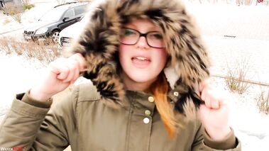 Public Piss im Zuschauer Trubel mit Bella-Klein