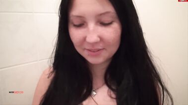 Aud dem Klo seiner Freundin. gefickt und stehen gelassen mit CaroCream