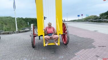 Public auf dem Strandwagen - der erste piss auf der Insel mit SteffiBlond