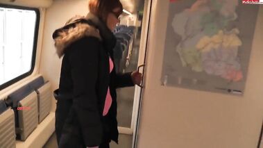 HEEEFTIG FREMDGEFICKT!! MITTEN IM ZUG PUBLIC GEFICKT mit Sarahlicious