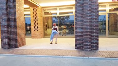 Oben ohne durch die Fußgängerzone mit Lynn-Tonic