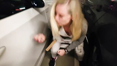 Public gepisst im Parkhaus mit Dirty-Tina