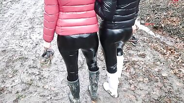 2 Girls - Sneaker werden erledigt In Gummistiefeln spielen wir Fussball damit Crushing mit Shinylady2015