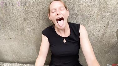 Emma pisst Outdoor, wird erwischt und angepisst mit emmastyle