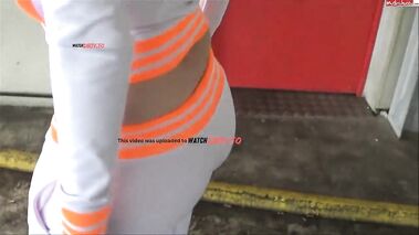 Im Parkhaus in Trainingsanzug gepisst mit Lara-CumKitten