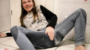 Windelpiss - Teil 2 (Userwunsch) mit KarinaHH