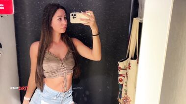 Porno Teen Schlampe treibt es in der Umkleide!(ohne ton) mit Lia-Fox