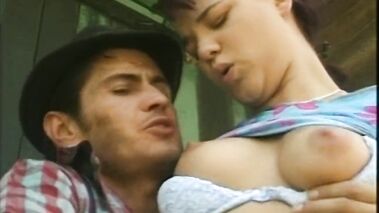 Junges Mädchen wild auf der Familienranch gefickt