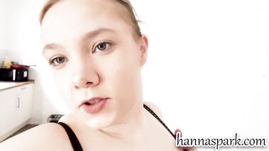 18-jähriges blondes deutsches teen fickt riesige flasche!