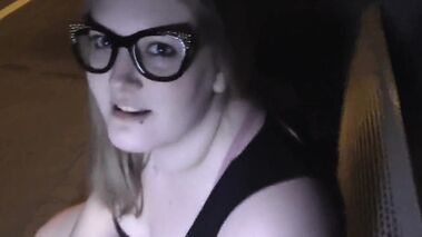 Molliges Teen lutscht Schwanz am Bahnhof