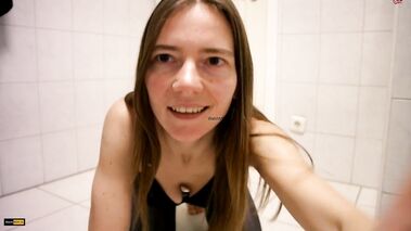 Vollgepisst und reingestopft - Teil 2 (Userwunsch) mit KarinaHH