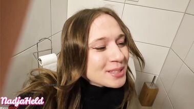 Mein erster Cumshot ! Mitbewohner beim wichsen erwischt und gefickt mit NadjaHeld