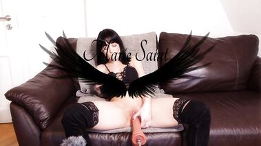 Das deutsche Mädchen Marie Saint wird von einer Fickmaschine hart gefickt