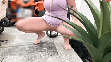 Öffentlich vor die Haustür gepisst - beim Müllwegbringen den Schlüssel vergessen mit SteffiBlond