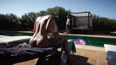 Hotelkamera beweist: Poolboy kümmert sich nicht nur um den Pool! mit Fiona-Fuchs