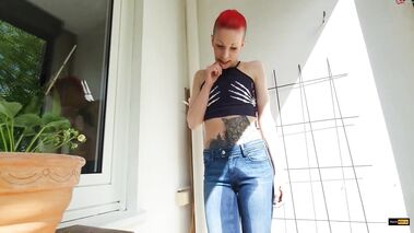 Versauter Jeans Stiefel Piss auf fremden Balkon. mit Sunny-Sin