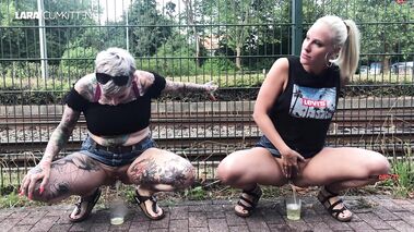 SPANNENDE PUBLIC PISS CHALLENGE Bei wem sprudelt der Becher über mit Lara-CumKitten