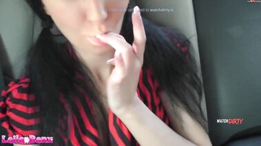 Pussy Taxi! Fotze fingernd durch die Stadt mit Laila-Banx