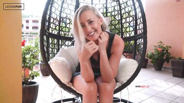 Dreist auf der Terrasse zum Orgasmus gefingert! Mit meinem Nachbar nebenan mit Leonie-pur