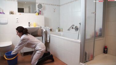 Bad wischen im Saunaanzug mit DeutscheHausfrau