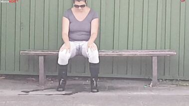 Public Piss an der Haltestelle mit Luna-Light