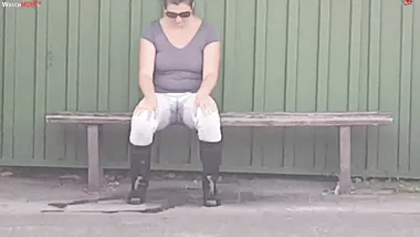 Public Piss an der Haltestelle mit Luna-Light