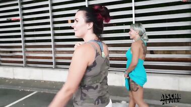 Wettpissen mit FitXXXSandy!  Wer pisst weiter?! mit aische-pervers