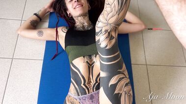 Trainer nutzt Yoga Position aus mit Aja-Moon