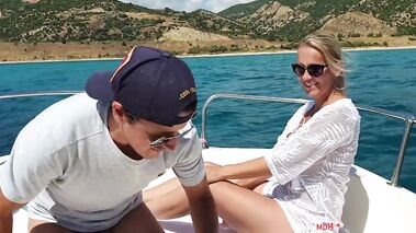 Wer ein Boot hat fickt die geilsten Milfs mit Costas_Antonis