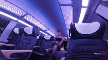 MEGADREIST Abgepisst in der ersten Klasse mit RoxyRoyal